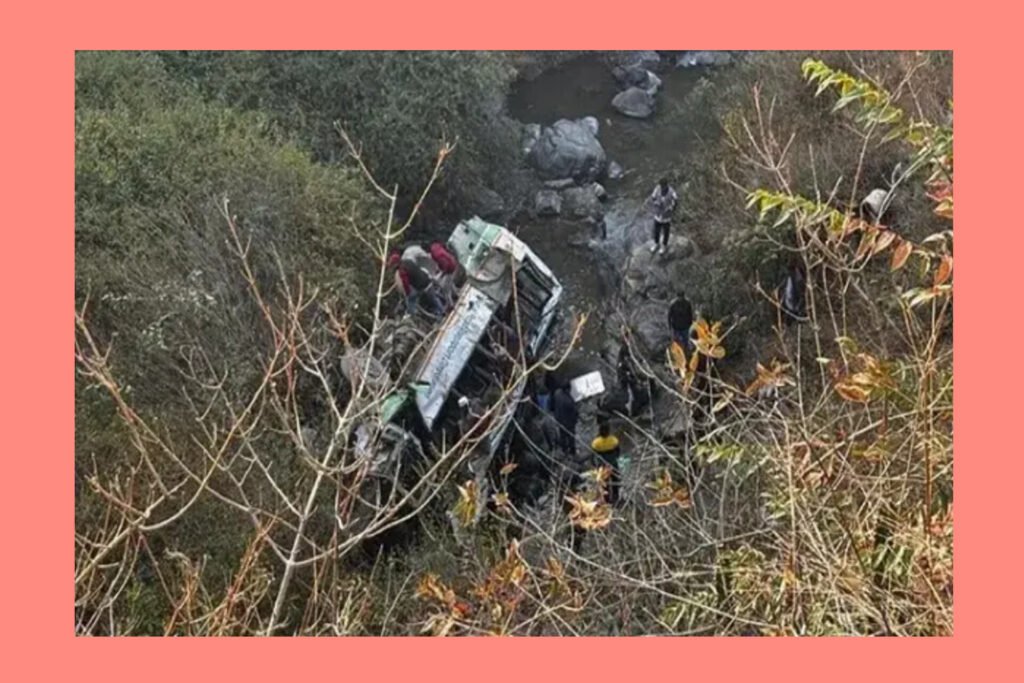 एचआरटीसी बस हादसा: खाई में गिरी बस, तीन की मौत, 15 से ज्यादा यात्री गंभीर घायल