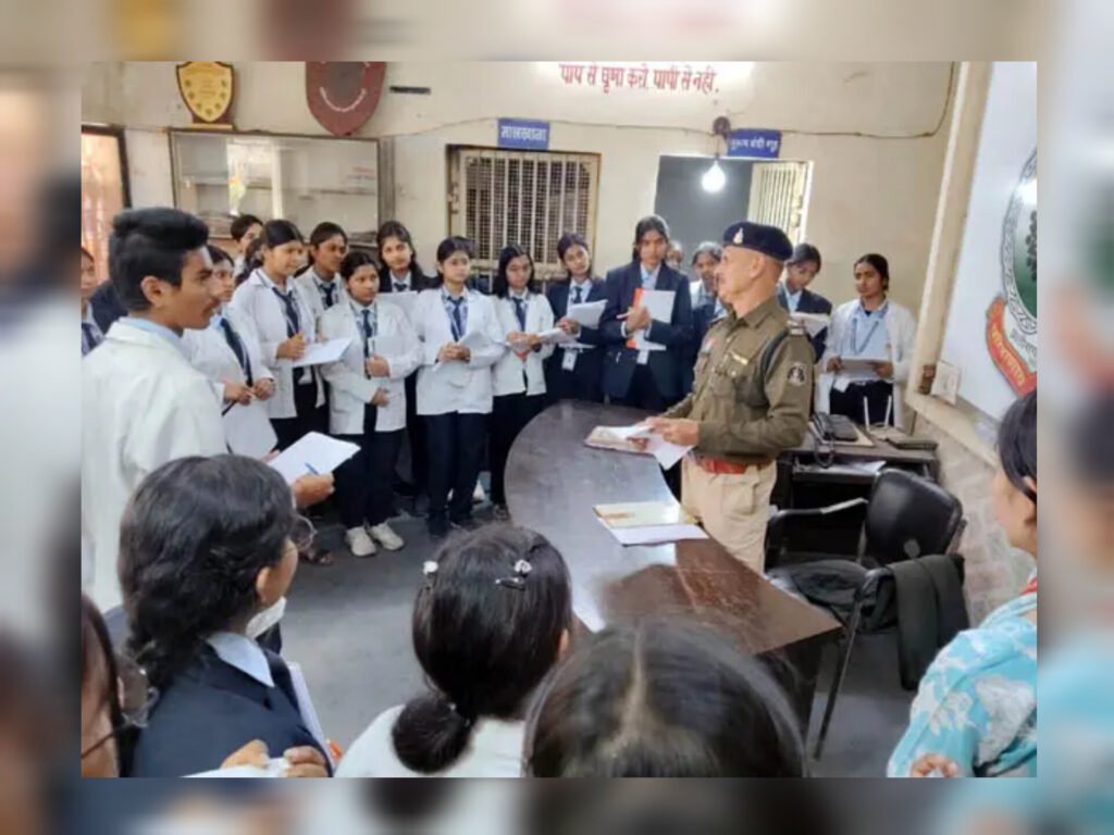 फॉरेंसिक साइंस के छात्रों को मिली पुलिस जांच की व्यवहारिक ट्रेनिंग, थाना पुलगांव का किया शैक्षणिक भ्रमण