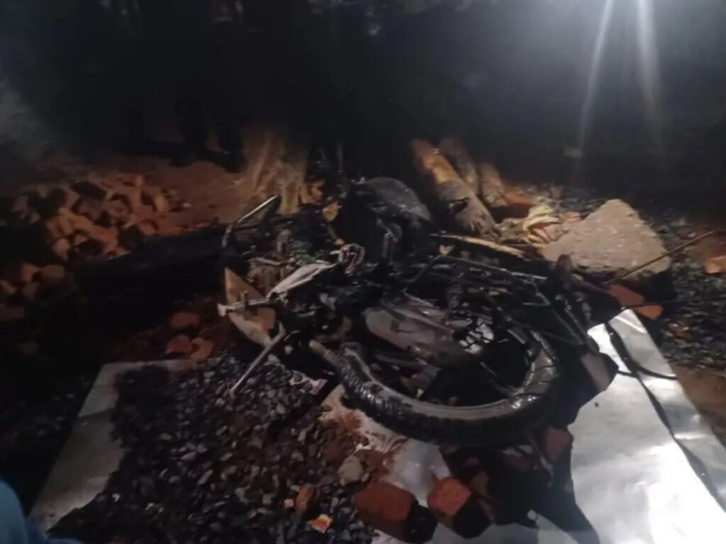 (कोंडागाँव) अचानक स्कूटी में लगी आग, घर भी आया चपेट में