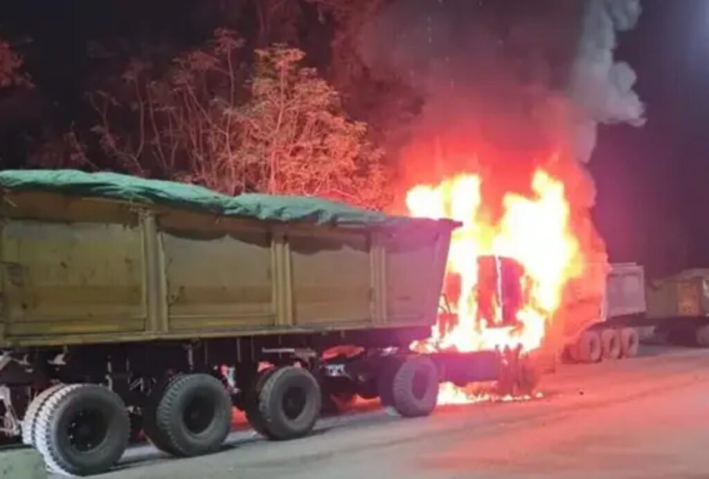 कोयले से भरी गाड़ी में लगी आग, स्टेडियम रोड पर मचा हड़कंप