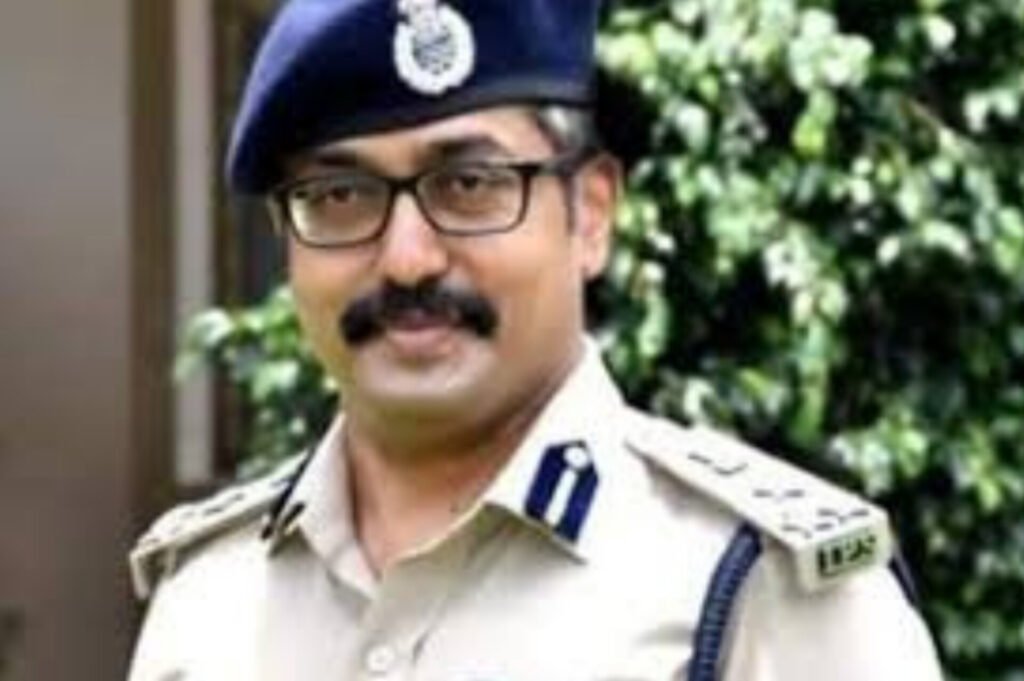 *सरकार की संवेदनशील, मगर आक्रामक रणनीति से नक्सलमुक्त हो रहा बस्तर* = बस्तर संभाग में 5 साल में 4 हजार नक्सलियों ने किया है आत्मसमर्पण = = मुठभेड़ों में मारे गए 596 नक्सली, गिरफ्त में आए 3063, बरामद किए गए 1187 हथियार =