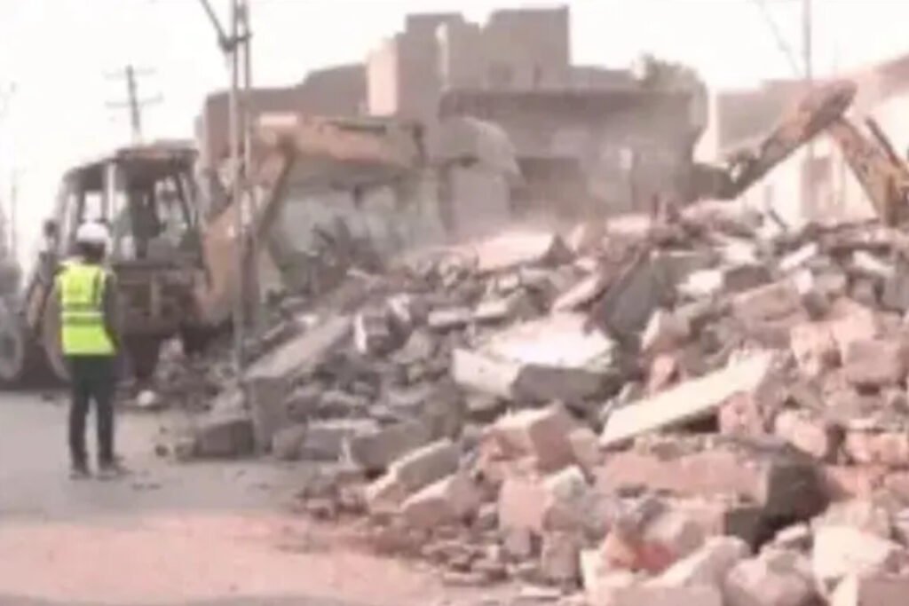 राजकोट में 1489 अवैध मकानों पर गरजा बुलडोजर, सड़क पर आए 50 साल से रह रहे लोग