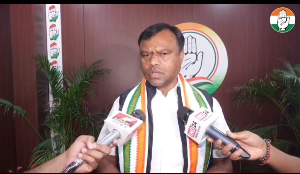 *दीपक बैज ने की सदस्यता , कवासी लखमा की हिमायत* = विधानसभा की कार्यवाही में शामिल होने की अनुमति मिले लखमा को: बैज = = बैज के धुर विरोधी हैं पूर्व आबकारी मंत्री लखमा=