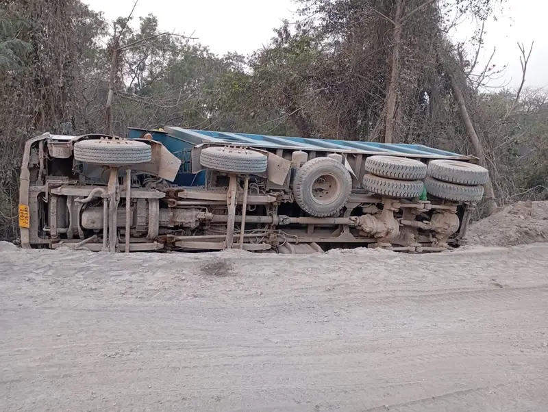 भिलाई: जर्जर सात नंबर रोड बना हादसों का कारण, केनाल गेट के पास ट्रक पलटा