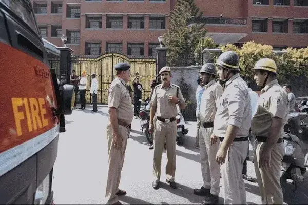 (नई दिल्ली)दिल्ली के 4 स्कूलों और एक्सिस बैंक को बम से उड़ाने की धमकी, दिल्ली पुलिस का सर्च ऑपरेशन जारी